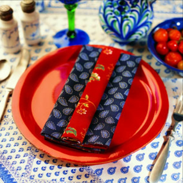 servietten-falten-weihnachten-dekoration-rot-und-blau-kombinieren