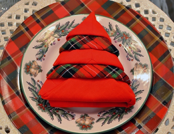 servietten-falten:weihnachten-dekoration-tannenbaum-aus-papier