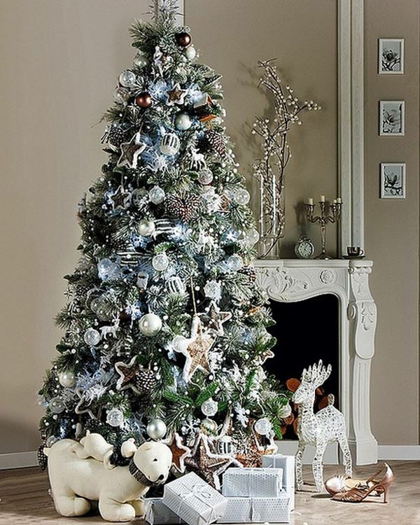 weiße weihnachtsdeko - eleganter kamin und ein großer weihnachtsbaum daneben