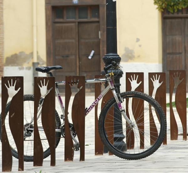 super-kreativer-Fahrrad-Ständer-mit-Händen