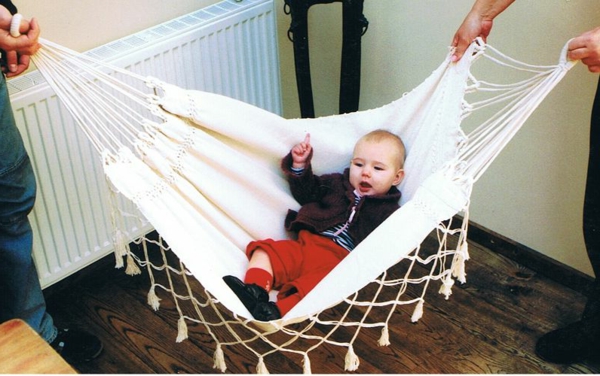 super-lustiges-foto-von-einem-kleinen-baby-in-einer-baby-hängematte
