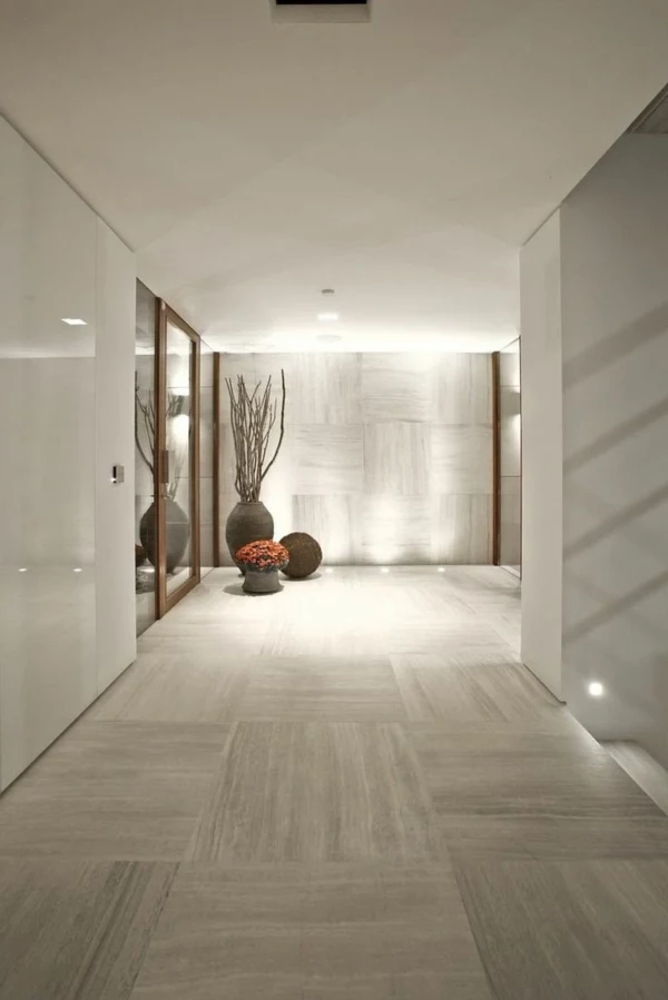 super-moderne-und-elegante-Gestaltung-im-Flur-mit-Laminatboden