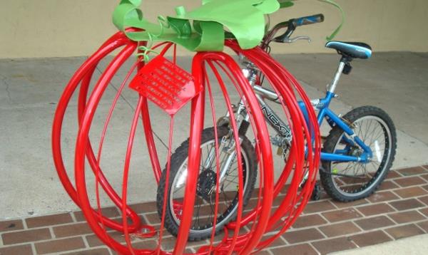 super-schöner-Fahrrad-Ständer-in-Form-einer-Tomate