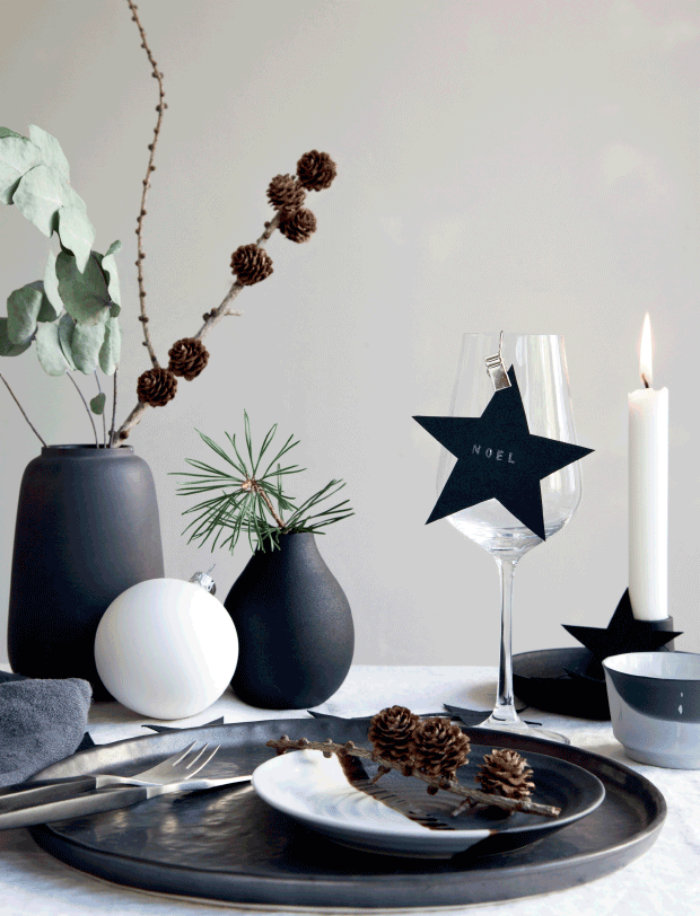 tischdeko wiehanchten, weihnachtliche dekoration in schwarz und weiß, tannenzapfen 