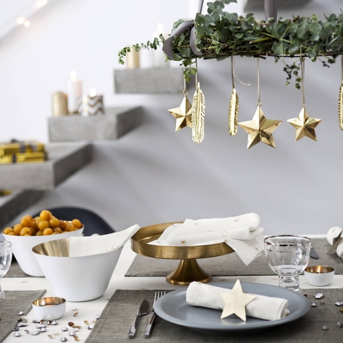 tischdeko zu weihanchten, tisch dekorieren, goldene sterne, weihnachtliche dekoration