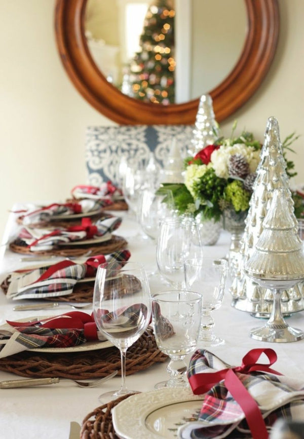 tolle-Tischdeko-zum-Weihnachten-mit-wunderschönen-Dekorationen