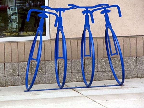 tolle-blaue-Fahrrad-Ständer-in-Form-eines-Fahrrads