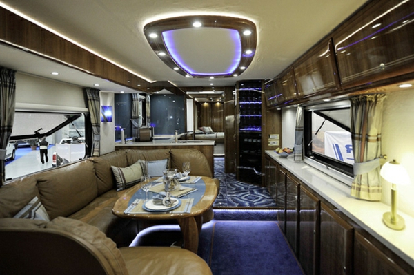 Caravan-Salon-schöne-Einrichtung-Wohnmobil-mit-Luxus-Design-