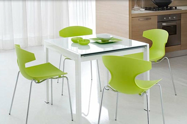 ultramoderne-küchenstühle-in-grüner-farbe - um einen quadratischen tisch in weiß