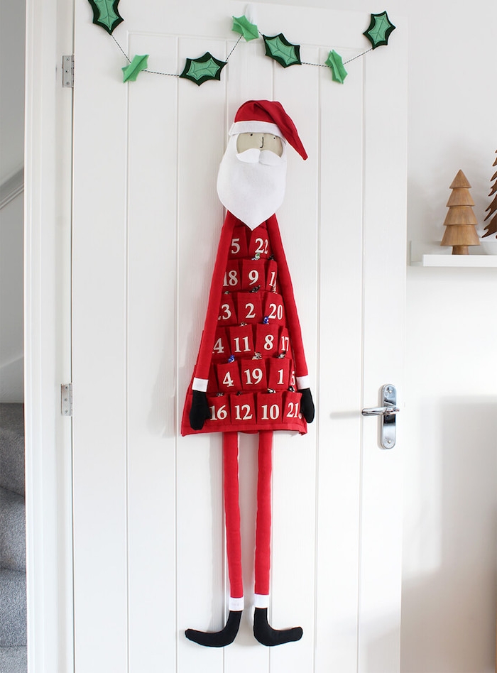 Adventskalender selber nähen, Weihnachtsmann mit 24 Taschen voll mit Süßigkeiten 