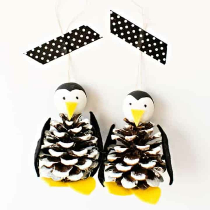 weihnachtendeko fenster basteln süße pinguine zwei aus zapfen und filz diy