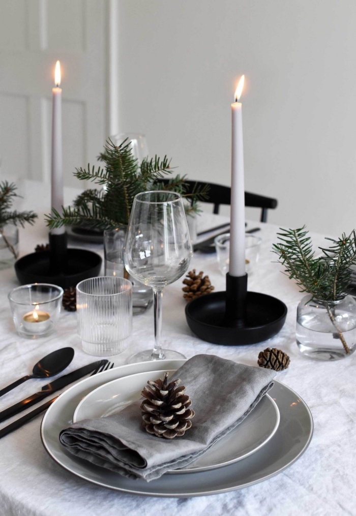 weihnachtliche tischdeko in grau und schwarz, gläser aus kristall, festliche tischdekoration