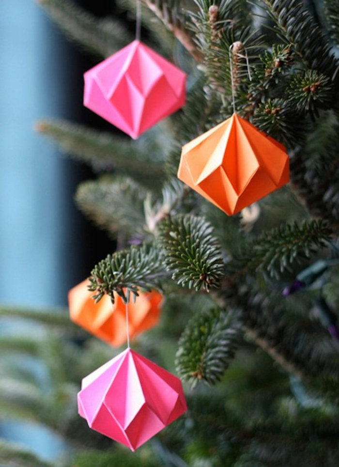 weihnachtsbasteln mit papier origami weihnachtsfiguren bastelvorlagen anleitung ornamenten rosa orange am weihnachtsbaum hängen