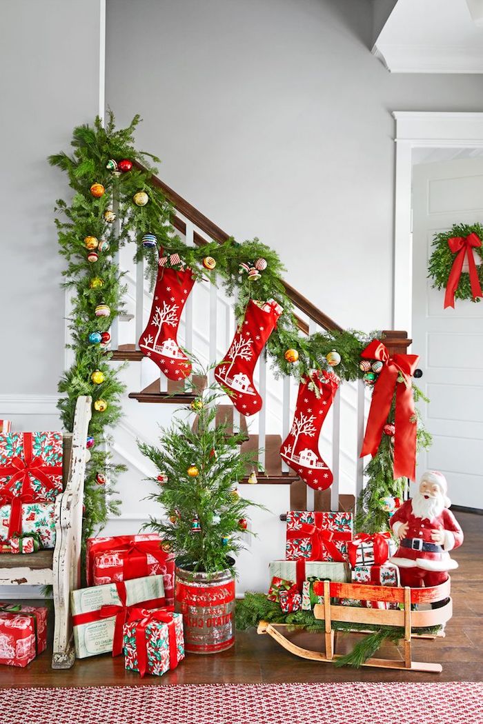 Treppe mit Tannengirlande schmücken, bunte Christbaumkugeln, kleiner Weihnachtsbaum in Blumentopf, Weihnachtsmann auf Schlitten 