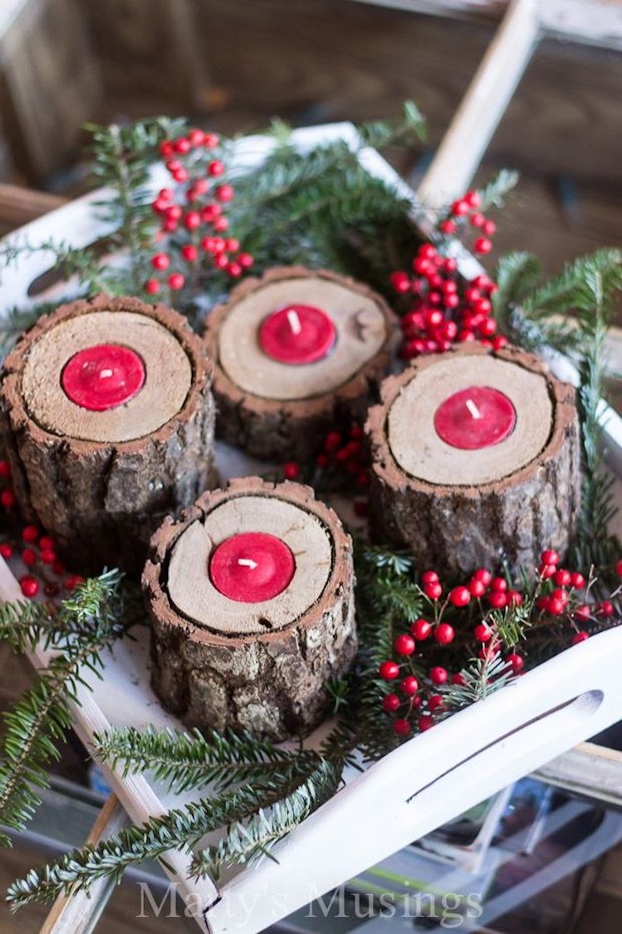 Rote Teelichter in Baumrinde auf Tablett, Tannenzweige und Mistel, Weihnachtsdeko mit natürlichen Materialien 