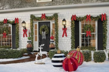 weihnachtsdeko fenster basteln weihnachten vor dem haus deko grüne weihnachtskränze große kugeln hirsche girlande