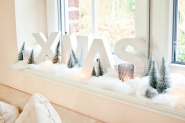 weihnachtsdeko fensterbank selber machen fensterdeko teekerzen buchstaben weiß xmas kunstschnee tannenbäumchen