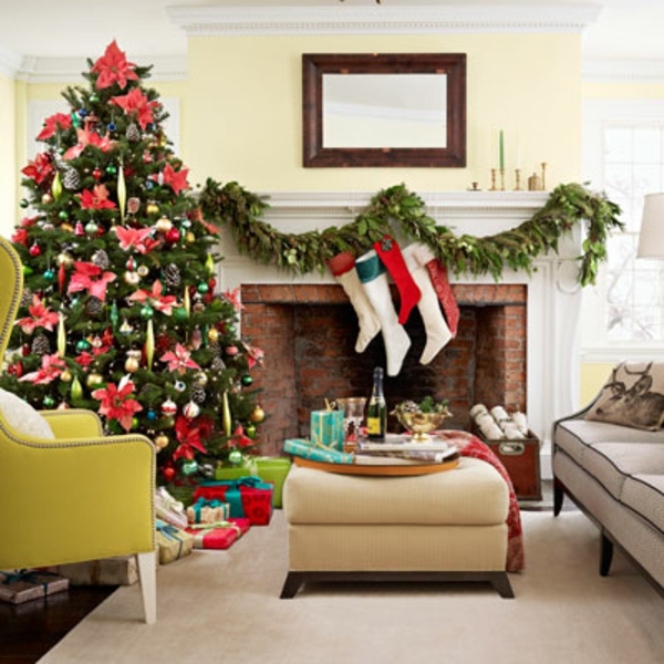 weihnachtsdeko-ideen-großer-tannenbaum-im-hellen-wohnzimmer