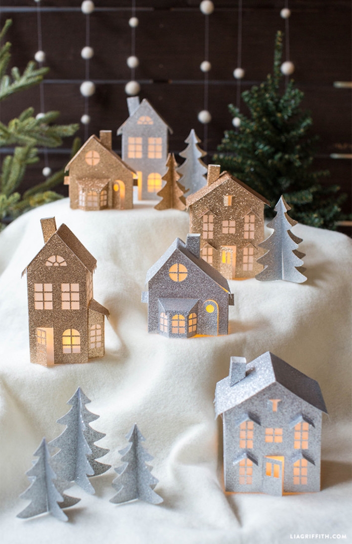 Kleine Häuschen aus Glitzerpapier, Licht durch die Fenster und die Türchen, Weihnachtsbäume aus Papier 