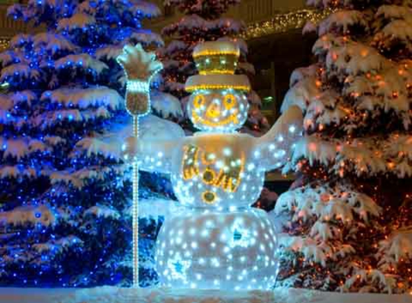 weihnachtsdeko-ideen-leuchtender-schneemann-draußen