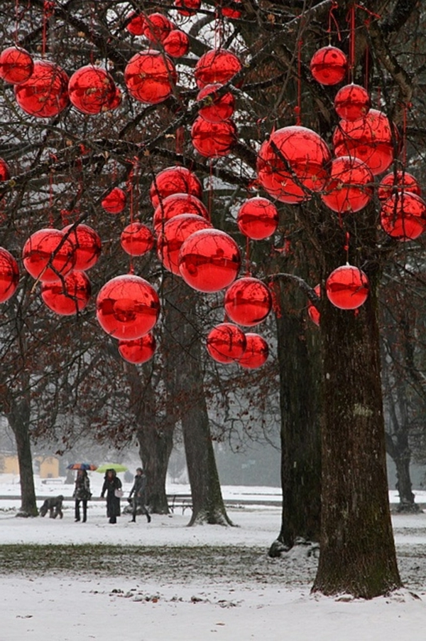 weihnachtsdeko-ideen-rote-hängende-kugeln-draußen