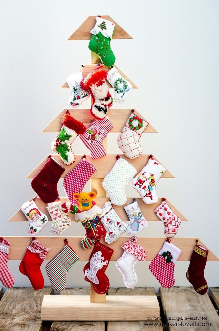 DIY Adventskalender Idee, 24 kleine Socken voll mit kleinen Geschenken, Ständer in Form von Weihnachtsbaum 