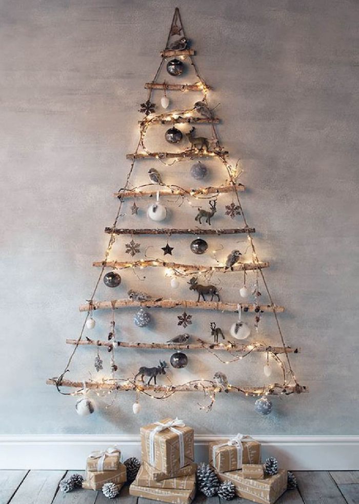 Alternative zum traditionellen Weihnachtsbaum, aus Holzstäbchen geschmückt mit Christbaumkugeln und Lichtern 