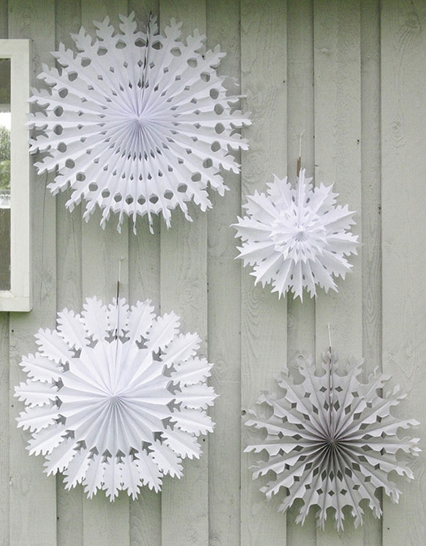 weihnachtsdeko-ideen-weiße-schneeflocken-aus-papier