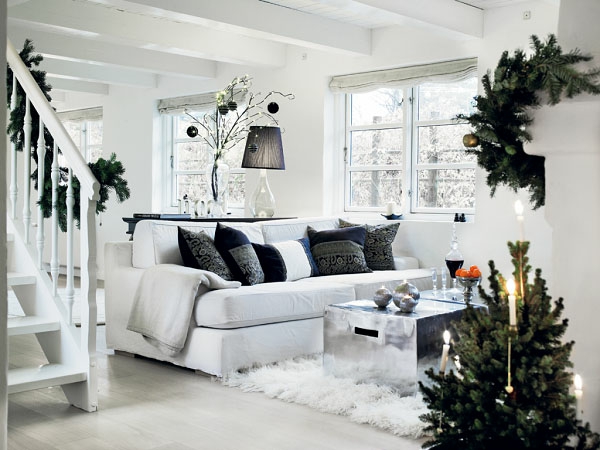 weihnachtsdeko-ideen-weißes-sofa-mit-schwarzen-dekokissen
