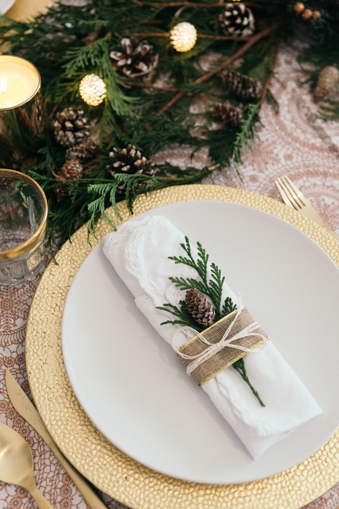 weinachtsdeko tisch, weißer teller, servietten dekorieren, weihnachtliche serviettendeko