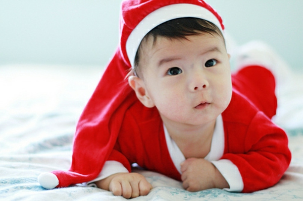 weihnachtsmann-kostüm-für-kinder-kleines-baby