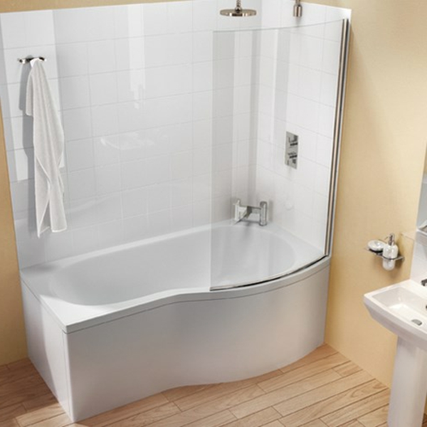 weiße-attraktive-eckbadewanne im süßen badezimmer
