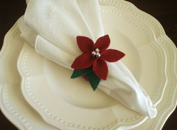 weiße-servietten-falten-weihnachten-dekoration-rote-blume