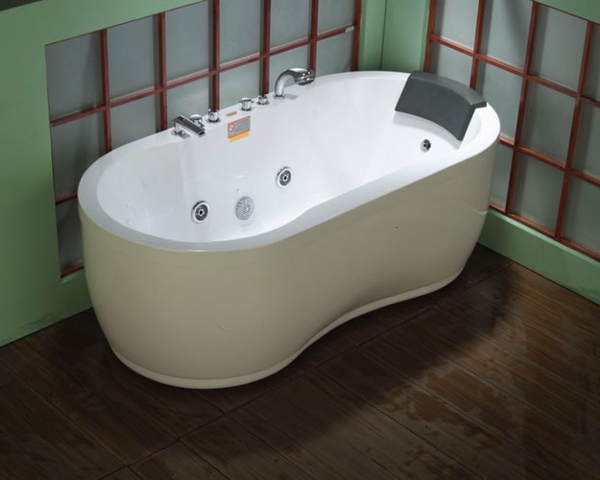 weiße-und-moderne-badewanne-mit-schürze