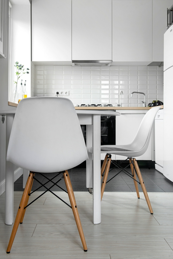 weiße-zeitgenössische-küchenstühle in einer kleinen süßen küche in weißer farbe