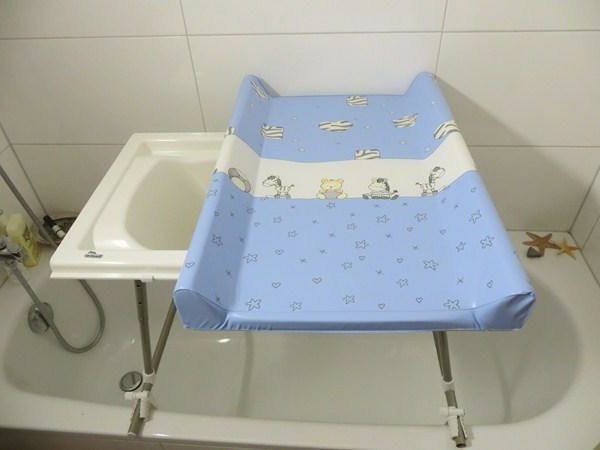 wickeltisch-mit-badewanne-blau-und-weiß