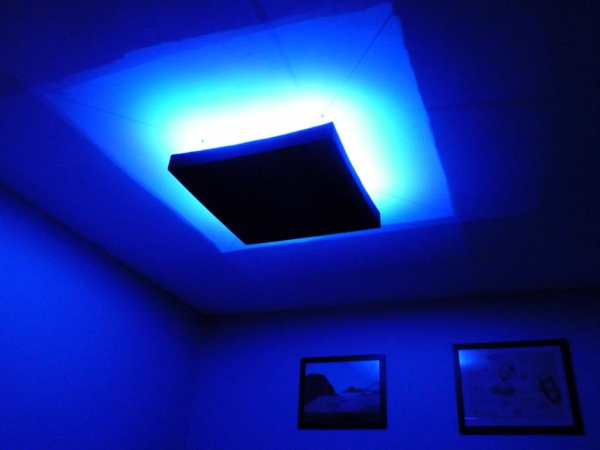 wunderschöne-blaue-led-deckenlampe