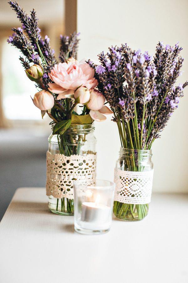 -wunderschöne-elegante-Hochzeitsdeko-mit-Blumen-