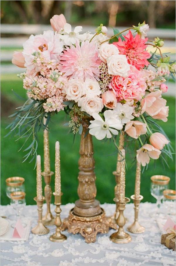 wunderschöne-elegante-Hochzeitsdeko-mit-Blumen--