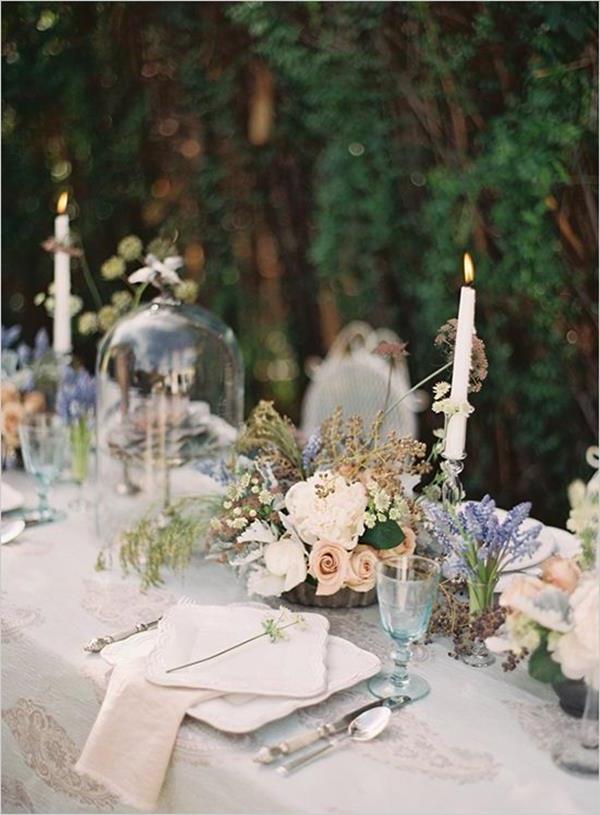 wunderschöne-elegante-Hochzeitsdeko-mit-Blumen-und-Kerzen