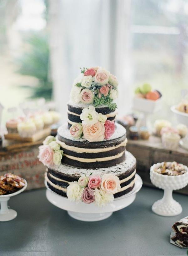 wunderschöne-elegante-Hochzeitsdeko-mit-dekorierter-Torte