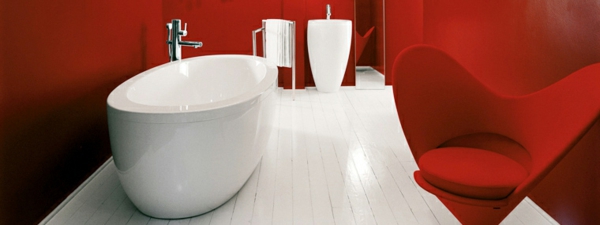 wunderschöne-luxuriöse-badewannen-mit-schürze - im roten schicken badezimmer