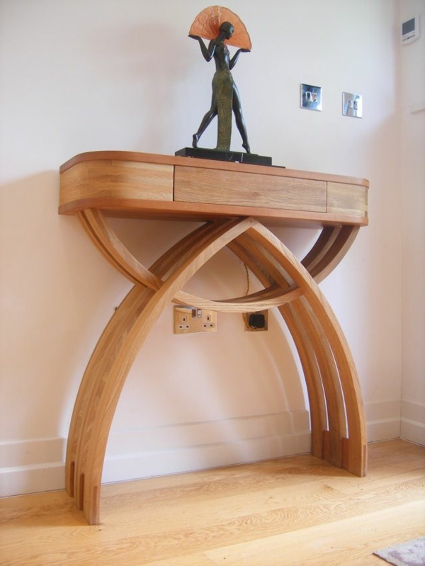 wunderschöner-Holztisch-mit-unikalem-Design