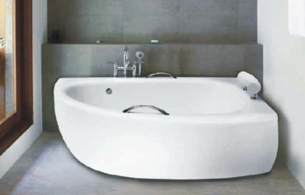 wunderschönes-modell-von-weißer-badewanne-mit-schürze