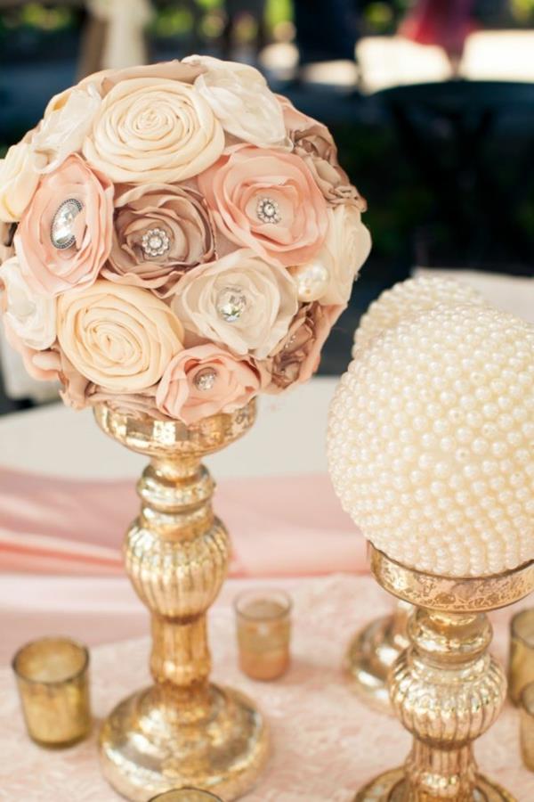 zarte-und-elegante-Vintage-Tischdeko-zur-Hochzeit-mit-Blumen