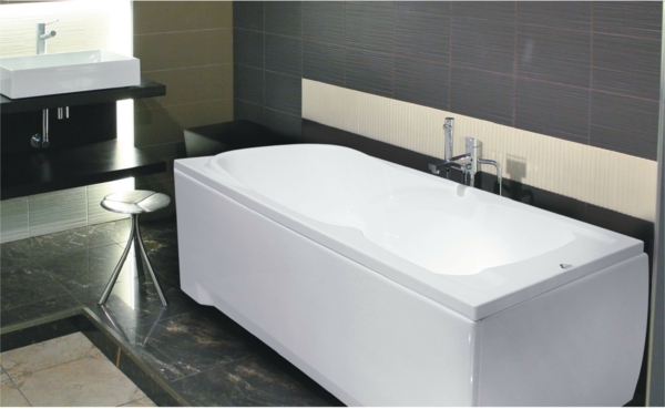zeitgenössische-badewanne-in-weißer-farbe in einem schick ausgestatteten badezimmer