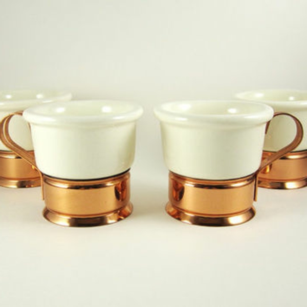 zwei-weiße-espressotassen-mit-goldenen-akzenten