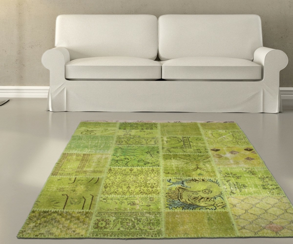 grüner-Teppich-in-länglicher-form 