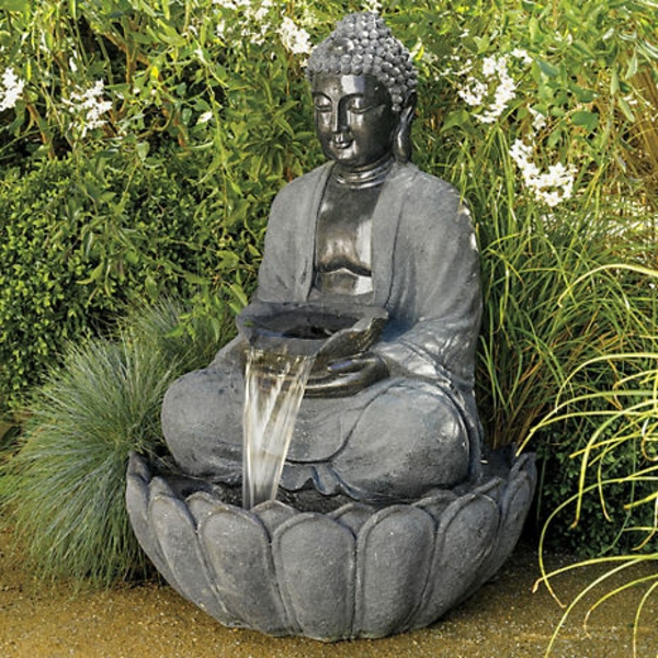 Buddha-Brunnen-grüne-pflanzen-dahinter