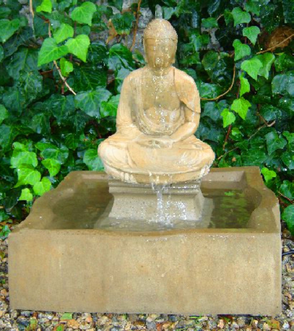 Buddha-Brunnen-grüne-schöne-pflanzen-dahinter
